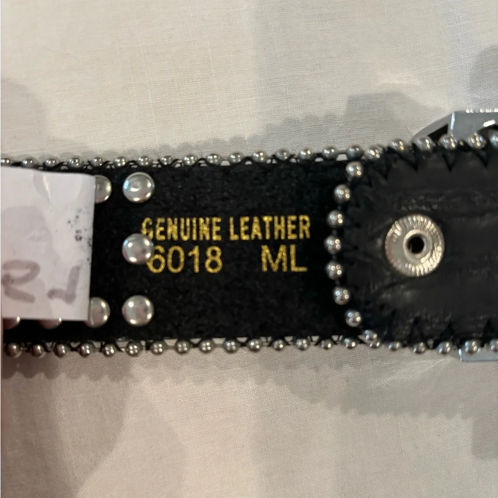 Brand new bling genuine, leather belt,. No stones missing. Size medium large.‎